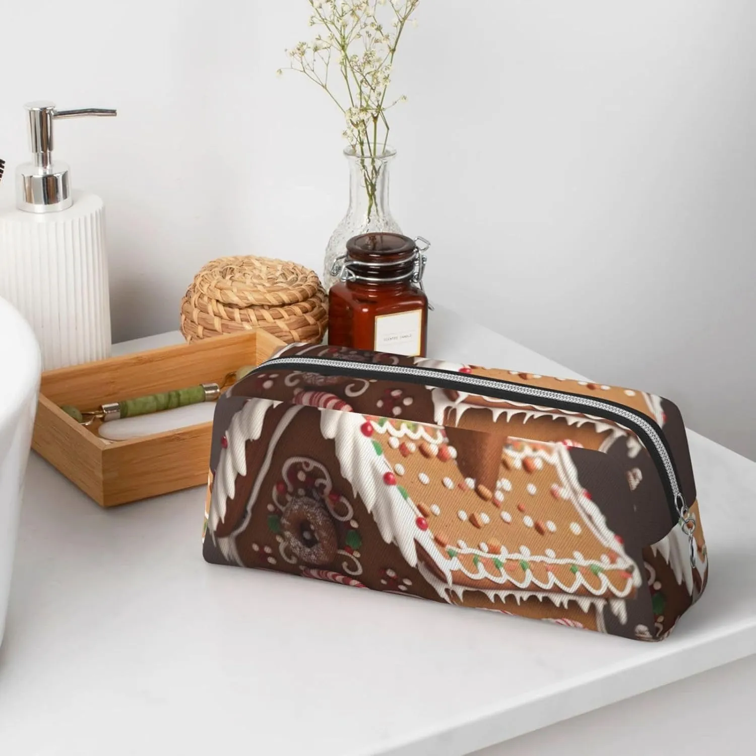 Gingerbread House Makeup Bag for Women Men Pencil Pouch Travel Small Cosmetic Bag Zippered Toiletry Bags Aesthetic Pen Bags Trendy Storage Bags Leather Coin Pouch Purse