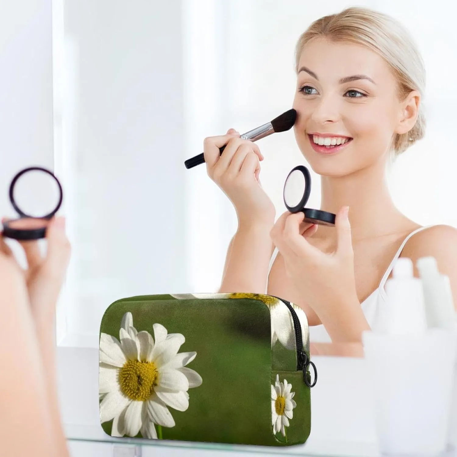 Makeup Organizer Bag, Beautiful Daisy with Blurred Background Pencil Case Cosmetic Storage Bag Portable Toiletry Pouch for Women, Men, Traveling, School