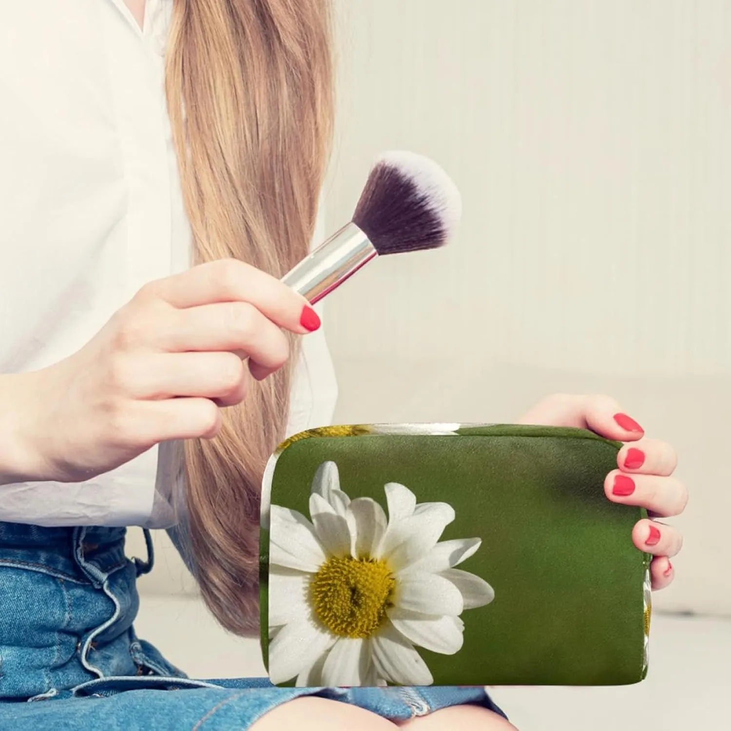 Makeup Organizer Bag, Beautiful Daisy with Blurred Background Pencil Case Cosmetic Storage Bag Portable Toiletry Pouch for Women, Men, Traveling, School