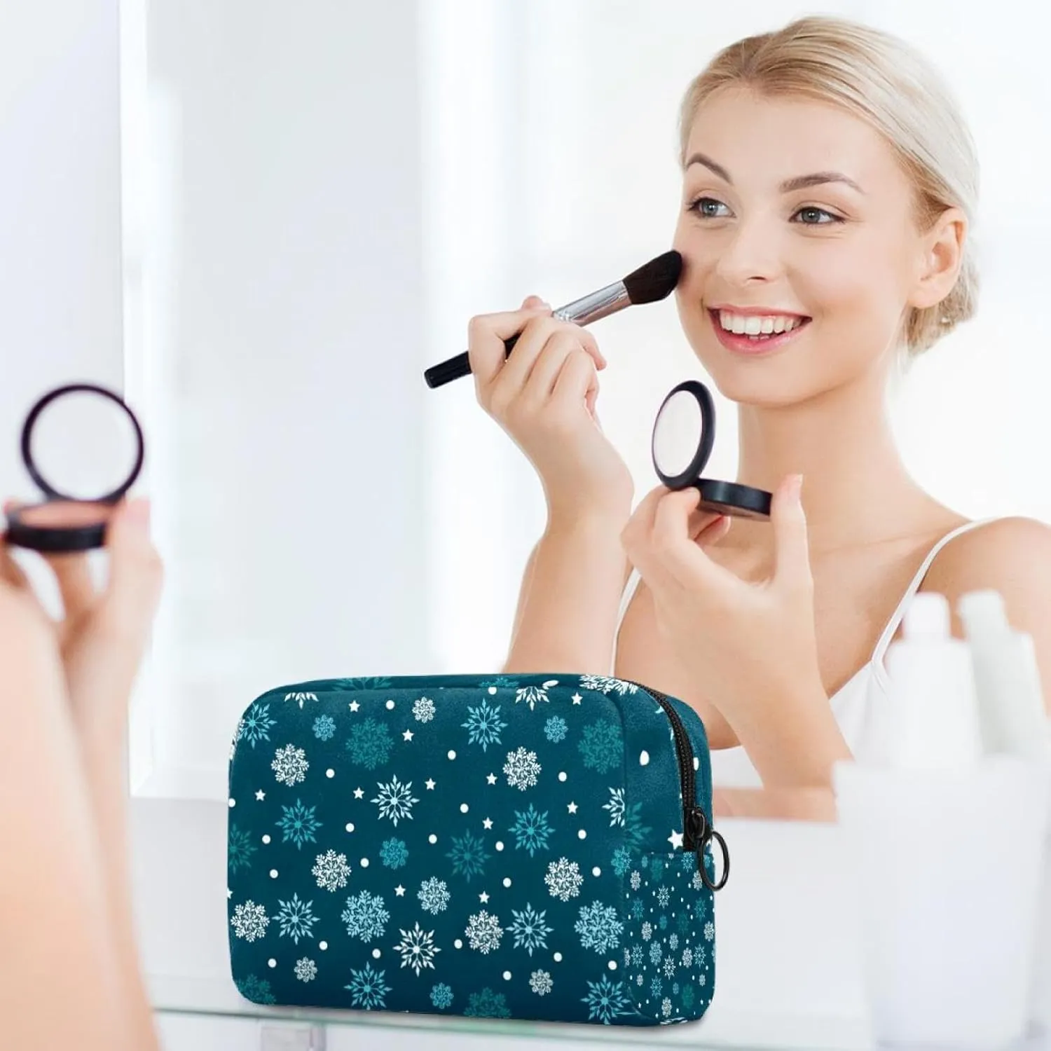 Retro Winter Snowflakes Pattern Small Makeup Bag for Purse, Portable Cosmetic Bag Zipper Makeup Pouch for Women, Stationery, Toiletries, Travel Accessories