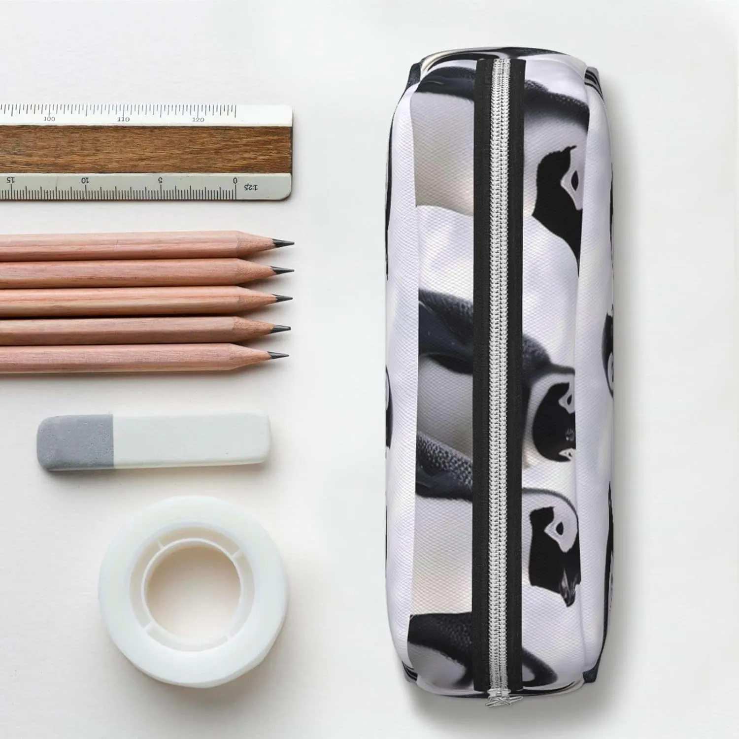 Young Penguins With Snow Makeup Bag for Women Men Pencil Pouch Travel Small Cosmetic Bag Zippered Toiletry Bags Aesthetic Pen Bags Trendy Storage Bags Leather Coin Pouch Purse
